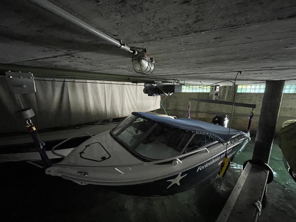 Motorboot aufgehängt im Seestern Bootshaus